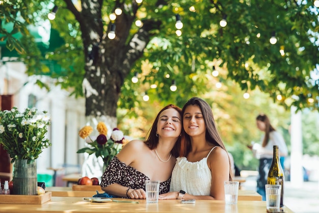 Closeup retrato de dos mujeres en el café de la calle de verano