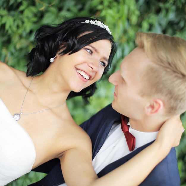 Closeup retrato de feliz novia y el novio