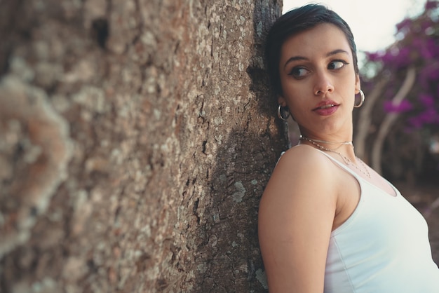 Foto closeup retrato de hermosa joven sonriente mujer hispana latina con bob de pelo negro oscuro corto