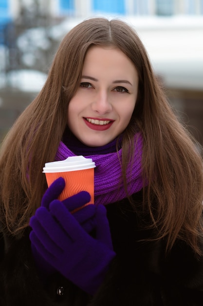 Closeup retrato de hermosa mujer joven con taza de té