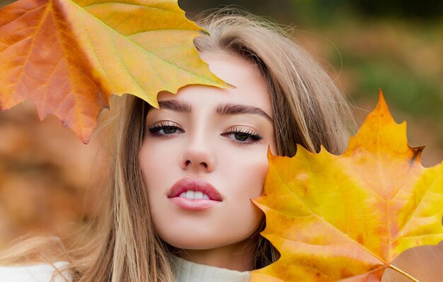 Closeup retrato de hermosa mujer otoño al aire libre