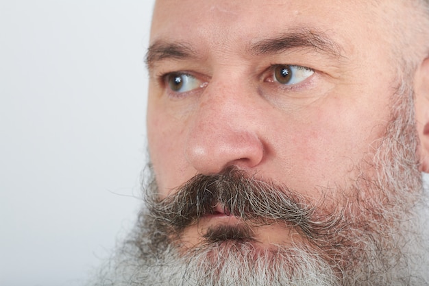 Closeup retrato de un hombre mayor barbudo gris serio