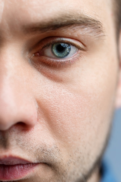 Closeup retrato de un hombre con un polo blanco