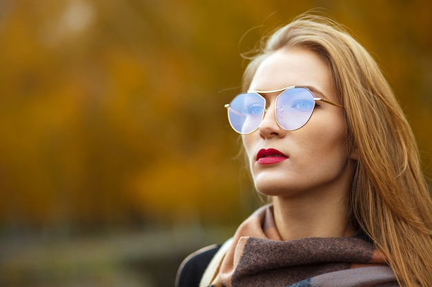 Closeup retrato de impresionante mujer rubia de pelo largo con gafas. Espacio para texto