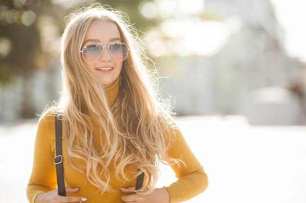 Closeup retrato de joven atractiva al aire libre con espacio de copia. Modelo hermosa chica rubia. Alegre ladyin primavera, otoño, otoño.