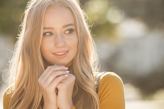 Closeup retrato de joven atractiva al aire libre con espacio de copia. Modelo hermosa chica rubia. Alegre ladyin primavera, otoño, otoño.