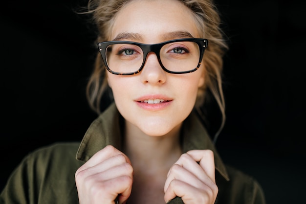 Closeup retrato de joven atractiva con gafas