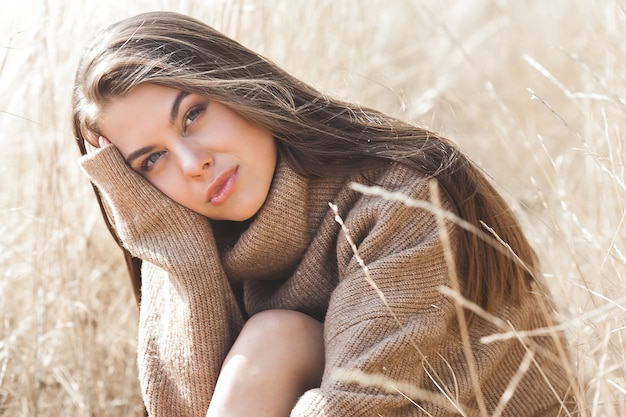 Closeup retrato de joven bella mujer al aire libre. Atractiva mujer joven