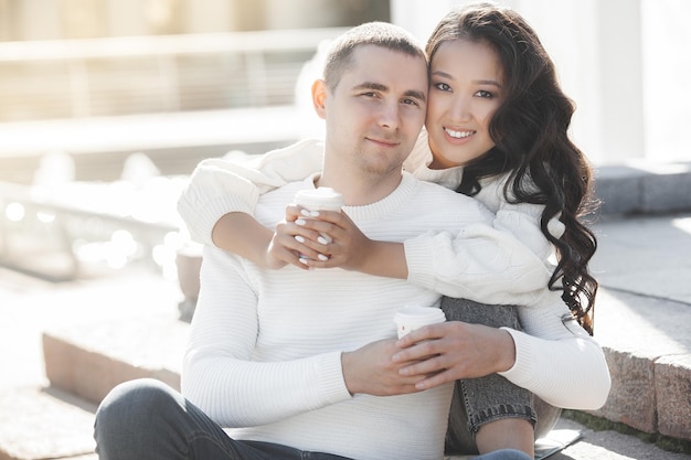 Foto closeup retrato de joven encantadora pareja multirracial gente al aire libre feliz hombre y mujer divirtiéndose en la ciudad