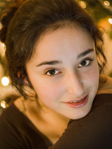 Closeup retrato de una joven griega con hermosos ojos y cabello largo