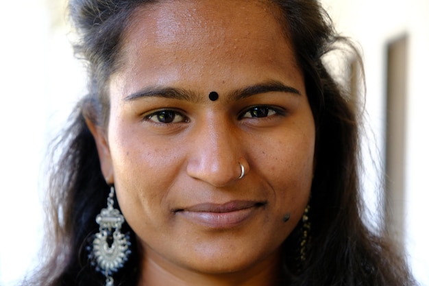 Closeup retrato de una joven india con un bindi en la frente mirando a la cámara