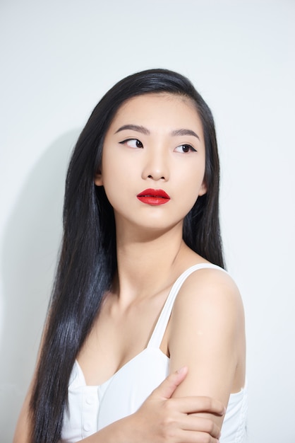 Closeup retrato de una joven mujer asiática atractiva