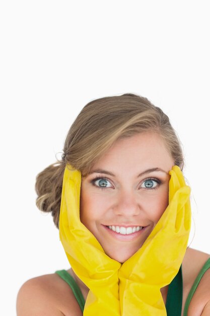 Closeup retrato de joven sonriente con guantes amarillos