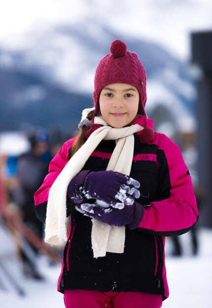 Closeup retrato de linda mujer sonriente posando contra los Alpes Altos