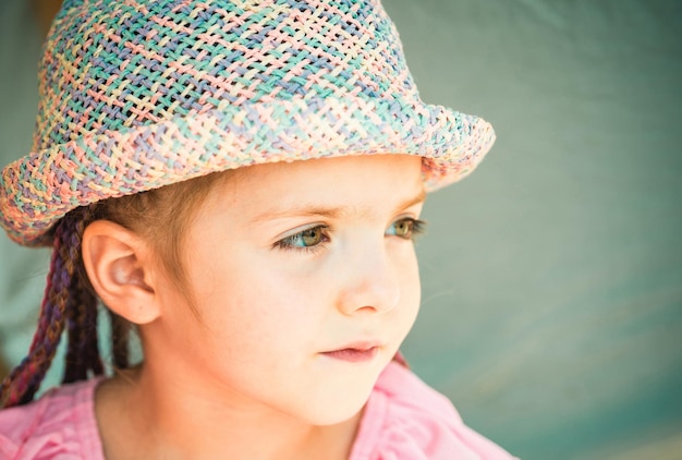 Closeup retrato menina Emoções positivas de criança Dias de verão Garoto bonito ao ar livre Infância feliz