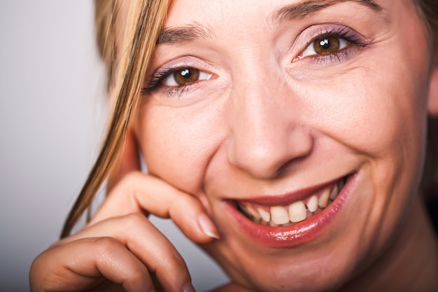 Closeup retrato de mujer caucásica sonriente