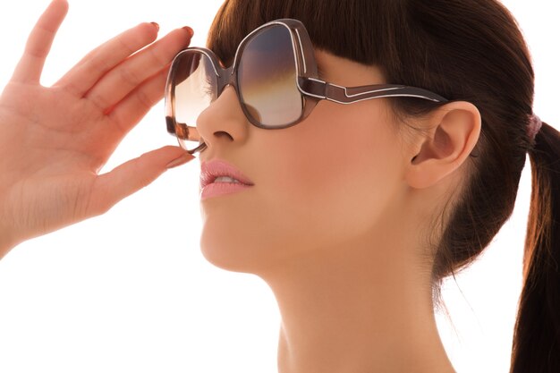 Closeup retrato de mujer encantadora con gafas de sol