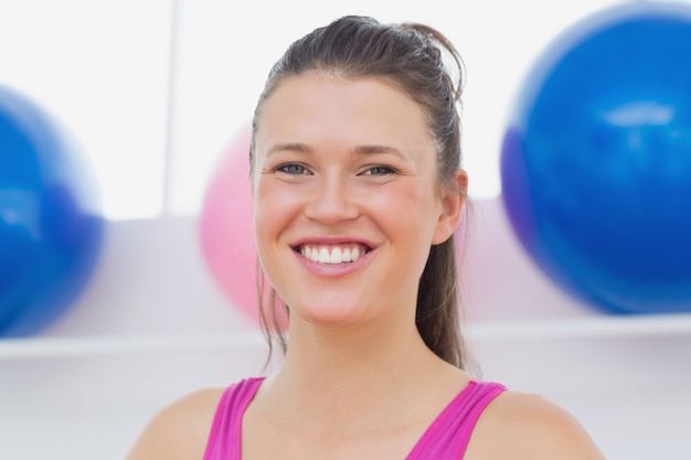 Closeup retrato de mujer en el gimnasio