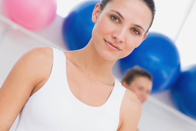 Closeup retrato de mujer en el gimnasio