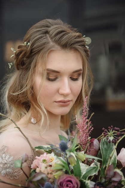 Closeup retrato de una mujer joven con flores