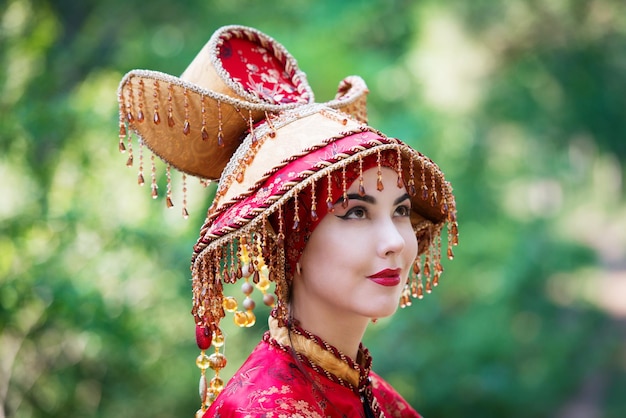 Closeup retrato de una mujer mirando hacia arriba en traje de princesa china