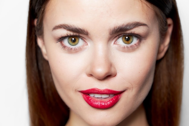 Closeup retrato de mujer sonrisa labios rojos miran hacia adelante