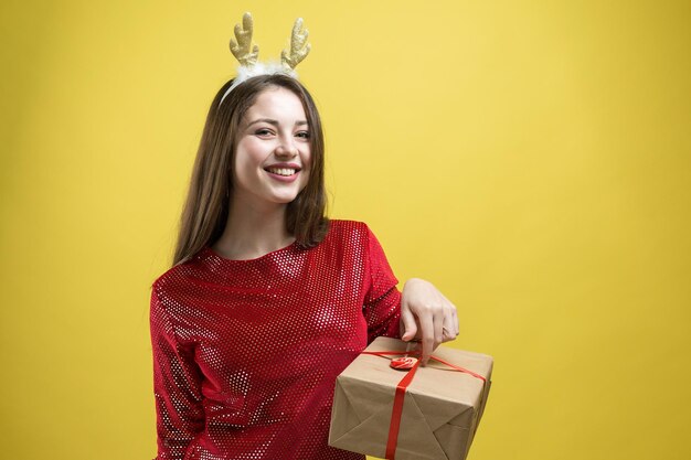 Closeup retrato de una niña con regalos en sus manos