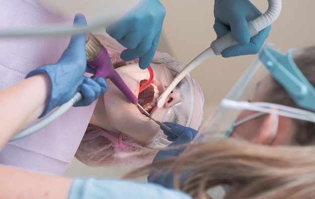 Closeup retrato de una paciente en el dentista en la clínica joven mujer rubia abriendo su boca w