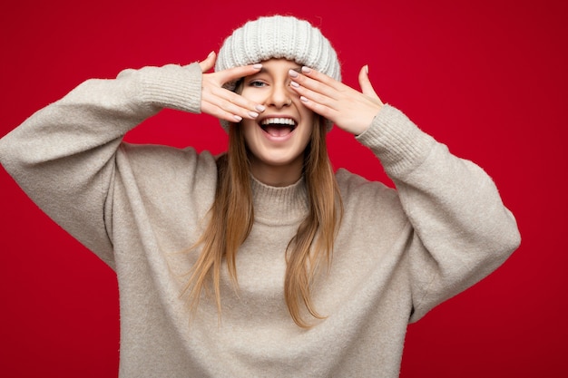 Closeup retrato de positiva feliz sonriente joven hermosa mujer rubia oscura con emociones sinceras