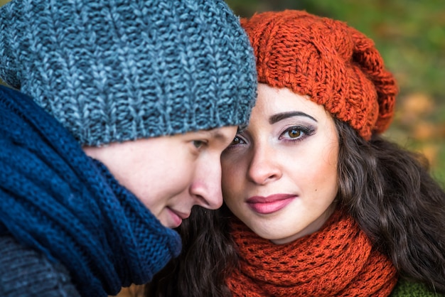 Closeup retrato romántica pareja feliz en otoño