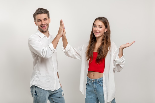 Foto closeup retrato sorridente casal caucasiano homem e mulher em roupas casuais dando mais cinco