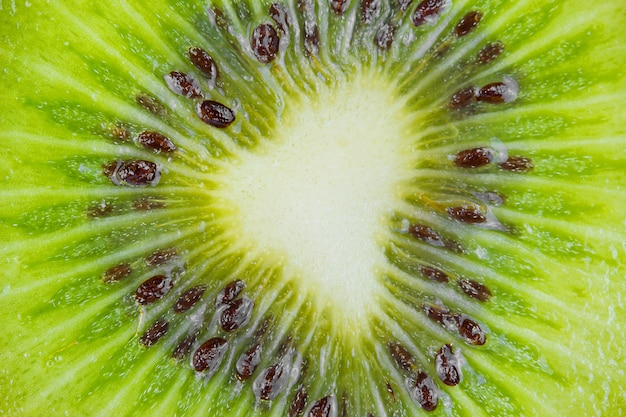 Closeup una rodaja de kiwi fresco