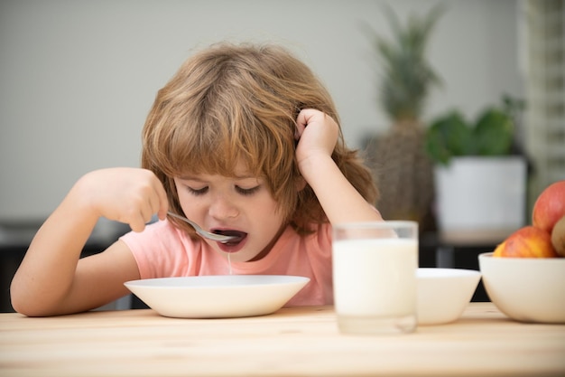 Closeup rosto de criança comendo alimentos orgânicos iogurte leite criança comer saudável