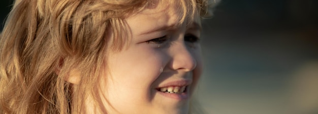 Closeup rosto de menino chorando ao ar livre Lágrimas no rosto de crianças closeup