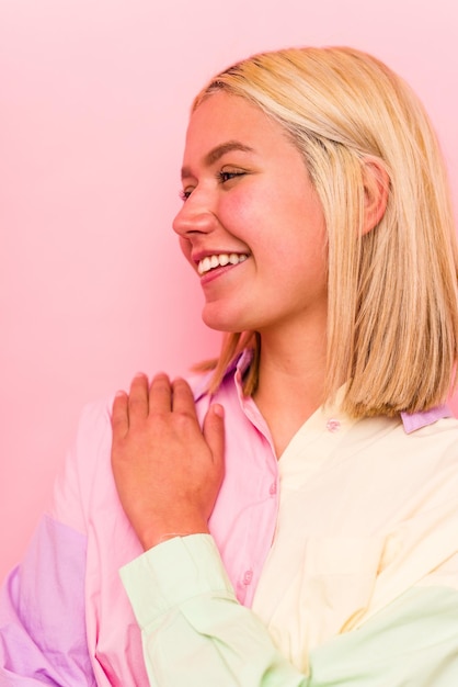 Closeup de rostro de mujer caucásica joven aislado sobre fondo rosa