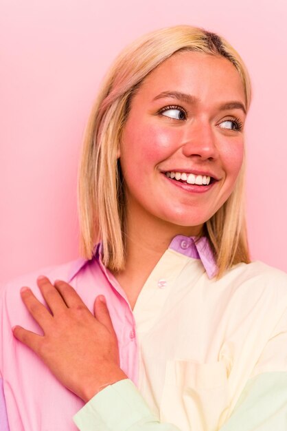 Closeup de rostro de mujer caucásica joven aislado sobre fondo rosa