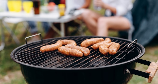 Closeup salsichas no churrasco no foco. -imagem