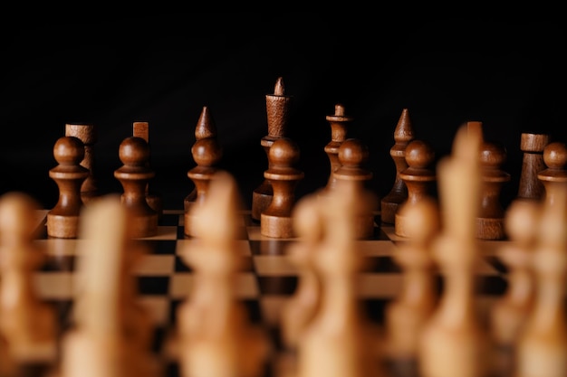 Closeup Schach auf schwarzem Hintergrund Hölzerne Schachfiguren Konzept des Brettspiels und der intellektuellen Aktivitäten