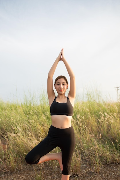 Closeup sexy Frau steht für Yoga, selektiver Fokus, helles Sonnenlicht