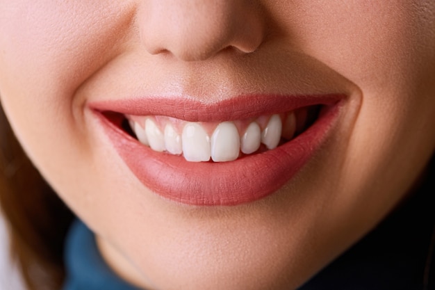 Foto closeup sorriso de mulher jovem e bonita