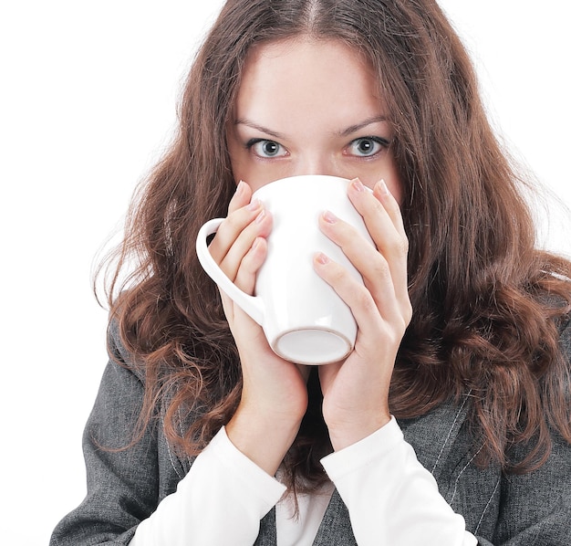Closeup.successful mujer de negocios con una taza de café.aislado en blanco