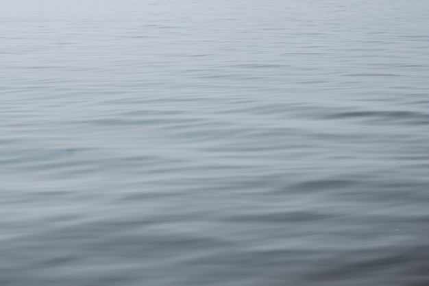 Closeup tiro da calma e ondulada água clara do Lago Baikal, conceito de tranquilidade, pureza