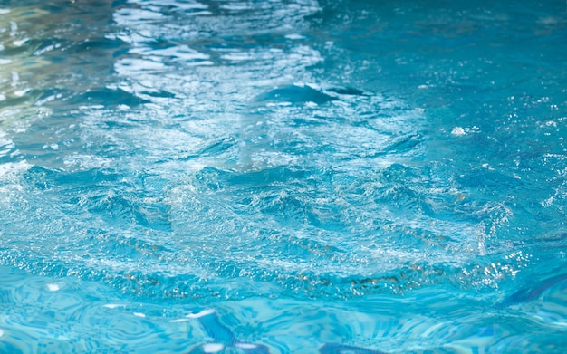 Closeup tiro da superfície da água na piscina