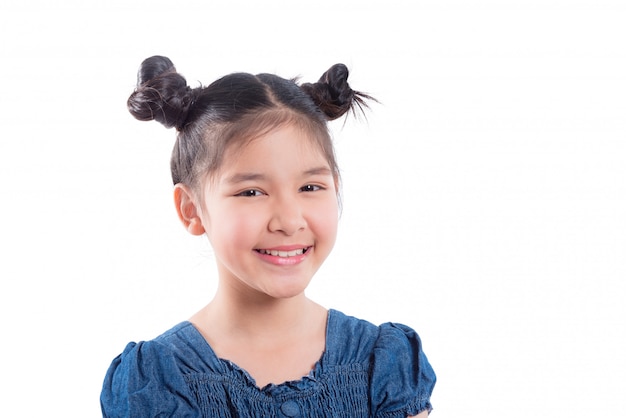 Closeup, tiro, de, jovem, menina asiática, sorrindo, sobre, fundo branco