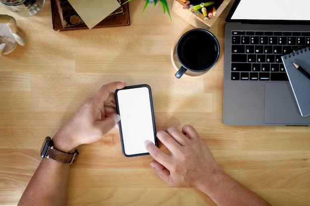 Closeup, tiro, de, um, irreconhecível, homem negócios, usando, um, smartphone, e, laptop, em, um, escritório