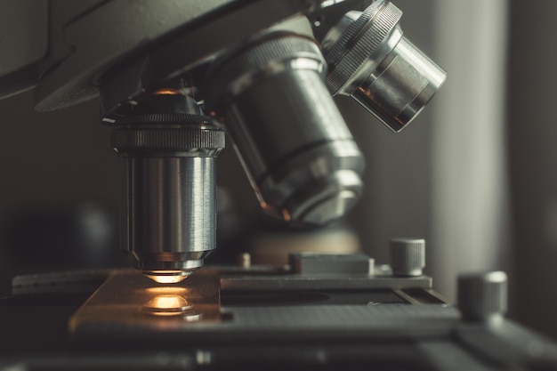 Closeup tiro do microscópio com lentes de metal no laboratório