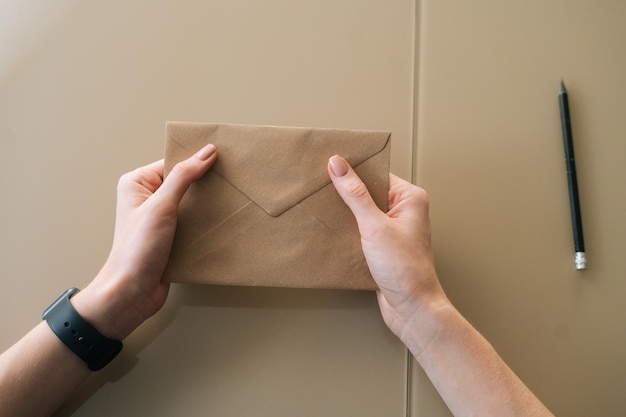 Foto closeup vista de alto ángulo de irreconocible joven sosteniendo en manos sobre con carta recibida