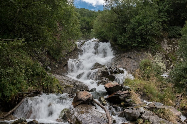 Closeup vista cachoeira nas montanhas, Parque Nacional de Dombay, Cáucaso, Rússia. Paisagem de verão, clima ensolarado e dia ensolarado