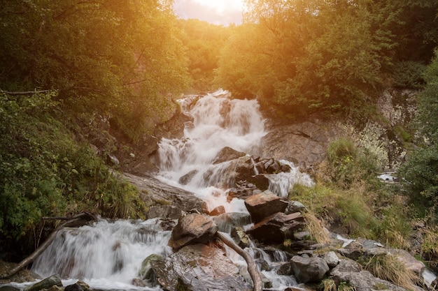 Closeup vista cachoeira nas montanhas, Parque Nacional de Dombay, Cáucaso, Rússia. Paisagem de verão, clima ensolarado e dia ensolarado