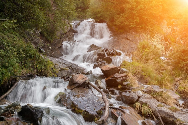 Closeup vista cachoeira nas montanhas, Parque Nacional de Dombay, Cáucaso, Rússia. Paisagem de verão, clima ensolarado e dia ensolarado